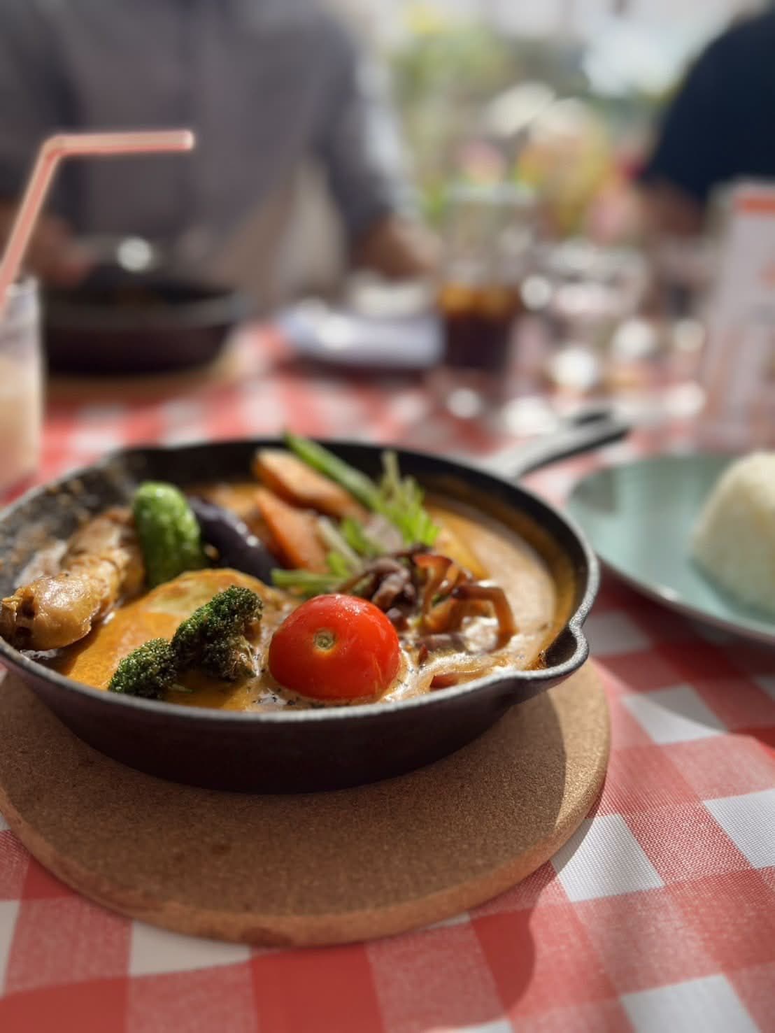 白石農園のスープカレー、店内で提供されたチキンスープカレー